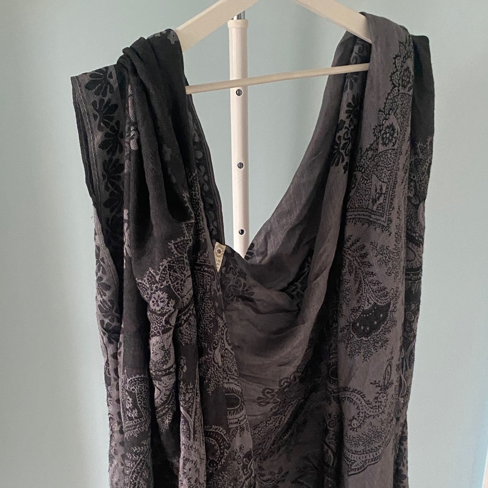 Elegant Black and Gray Patterned Shawl